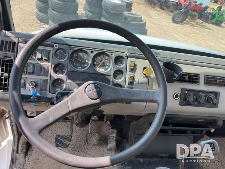 2000-freightliner-fl70-image-52