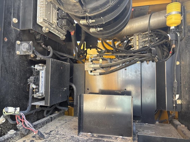 2014-deere-380g-lc-image-14