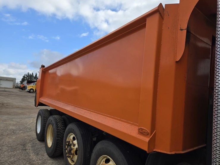 2015-mack-granite-gu813-image-31