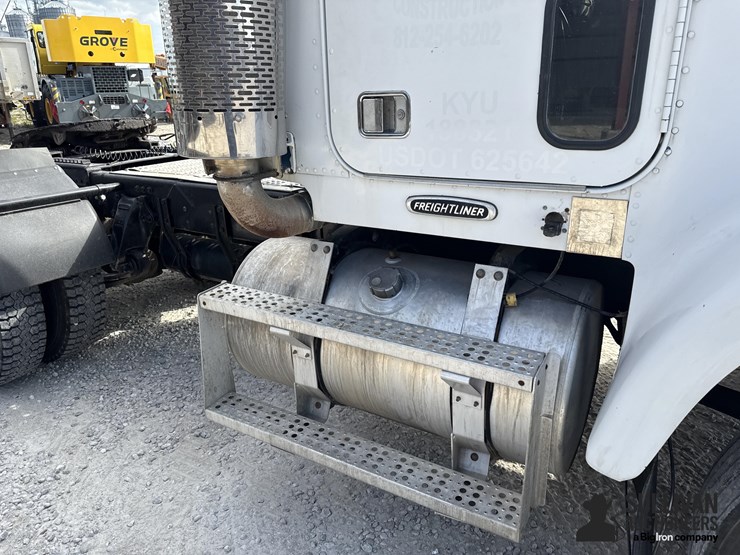 2000-freightliner-fld120-image-12