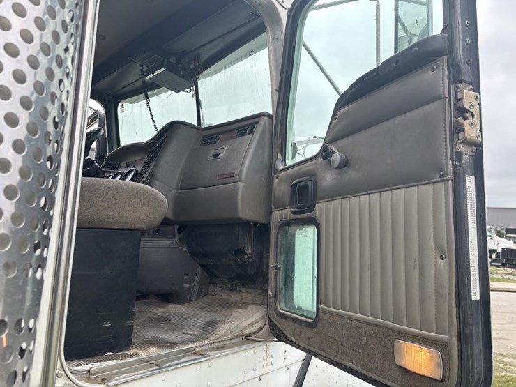 2004-kenworth-t800-image-47