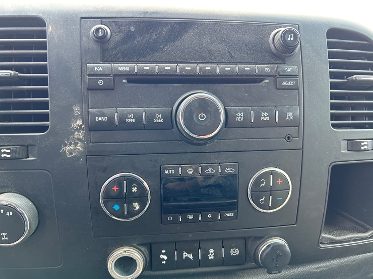 2014-chevrolet-3500-image-47