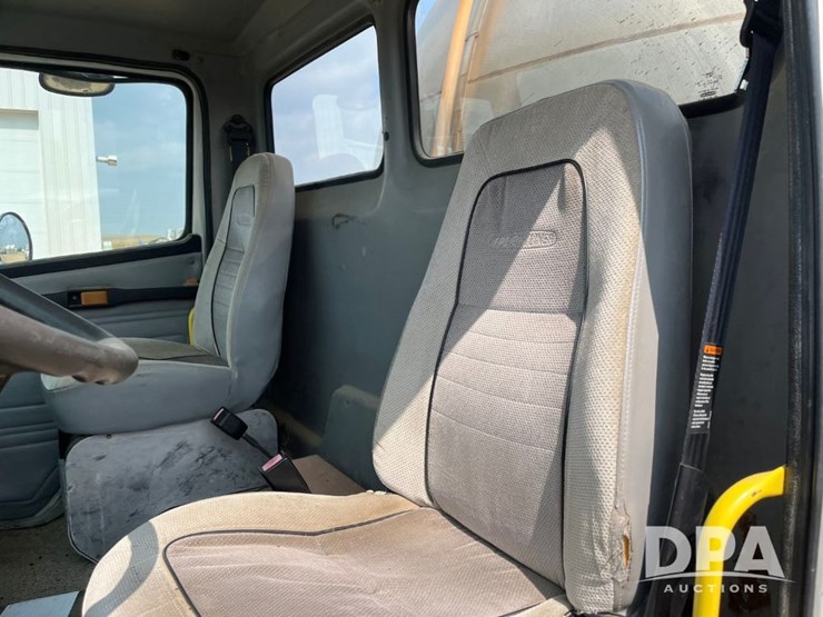 2000-freightliner-fl70-image-49