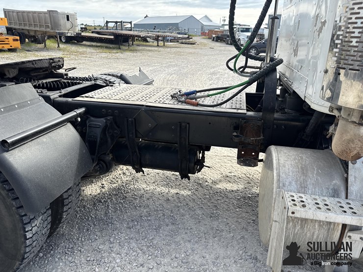 2000-freightliner-fld120-image-17