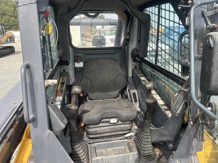 2014-deere-326e-image-35