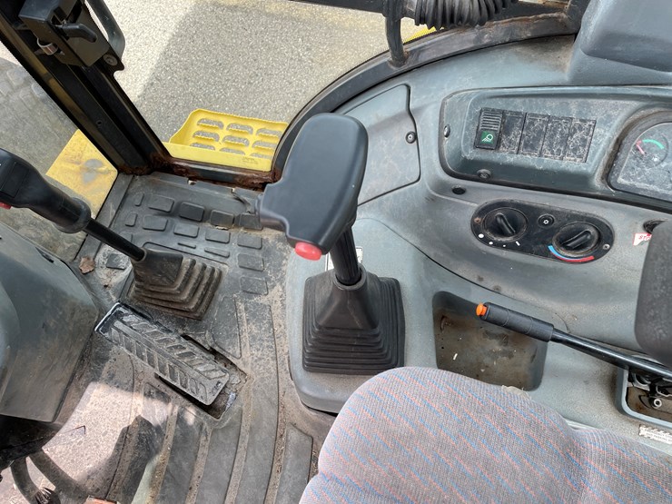 new-holland-lb75b-image-38