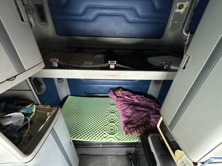 #5003-•-2009-freightliner-sleeper-cab-truck-tractor-image-52