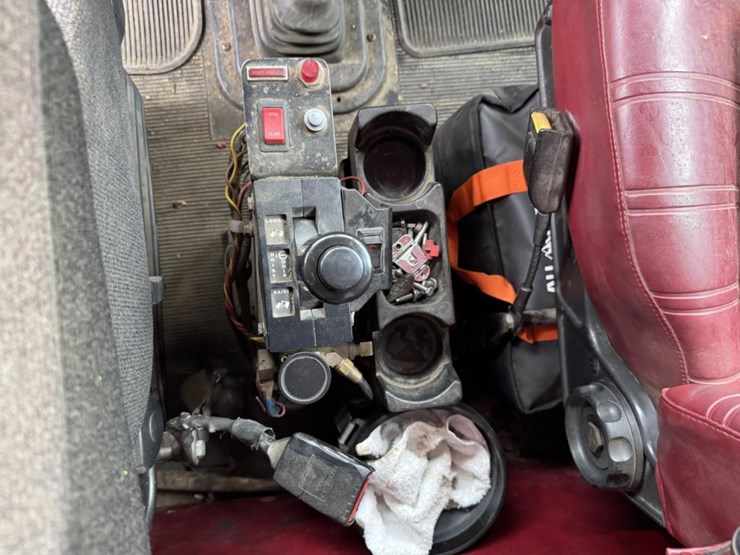 1995-peterbilt-359-image-52
