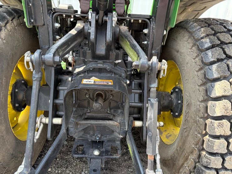 2018-john-deere-2032r-image-9