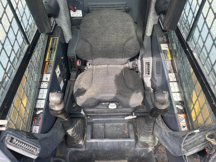 2014-deere-326e-image-36