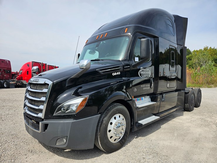 2018-freightliner-cascadia-126-image-2