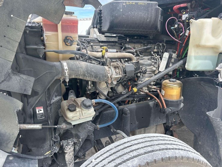 2015-freightliner-122sd-image-10