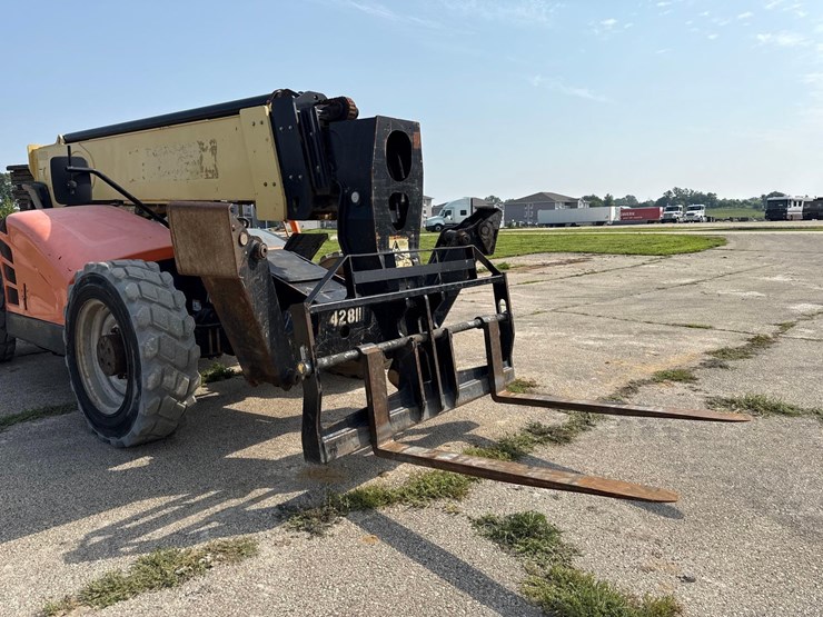 2017-jlg-1055-image-7