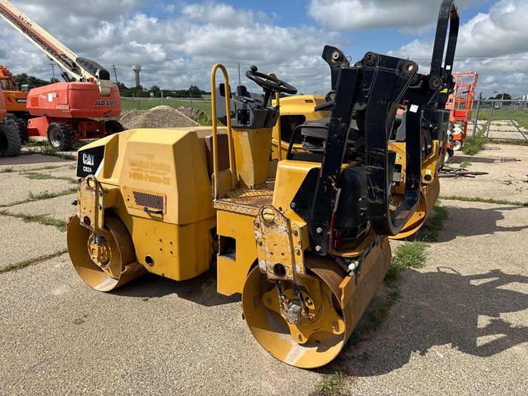 caterpillar-cb24-image-2