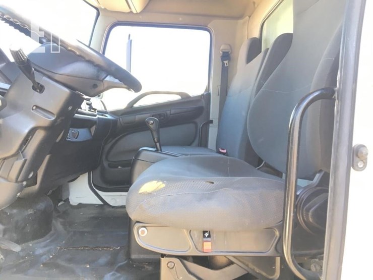 2013-hino-268-image-8