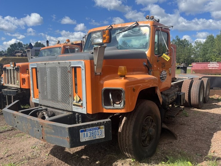 #2688-•-1998-navistar-2674-6x4-day-cab-truck-tractor-image-1