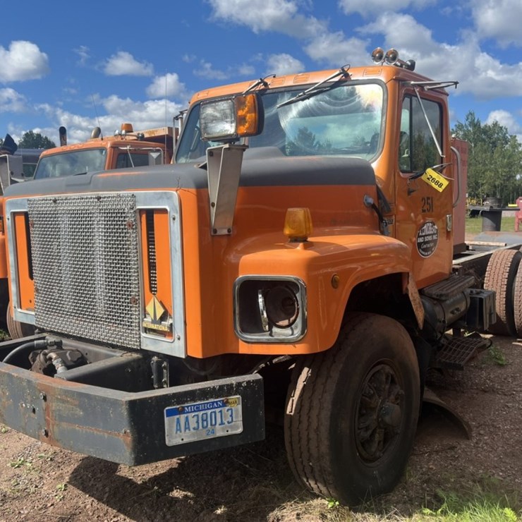 #2688 • 1998 Navistar 2674 6x4 Day Cab Truck Tractor