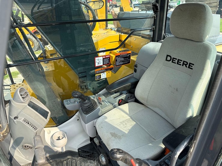 2022-deere-135g-image-24