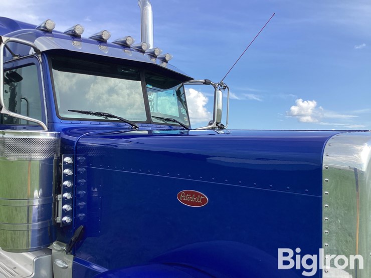 2023-peterbilt-389-image-14