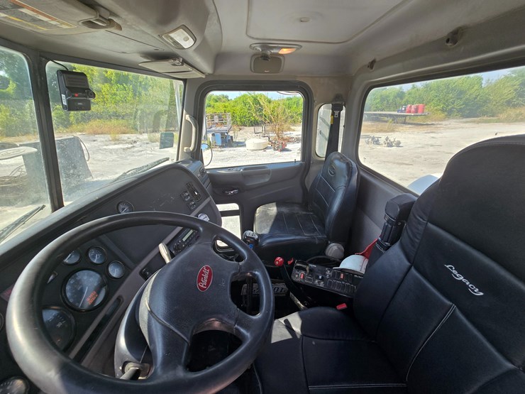2014-peterbilt-365-image-81