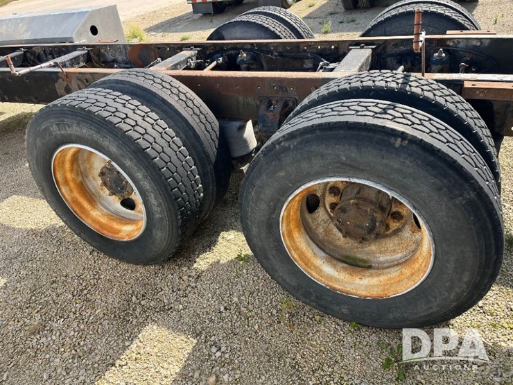 2000-peterbilt-385-image-34