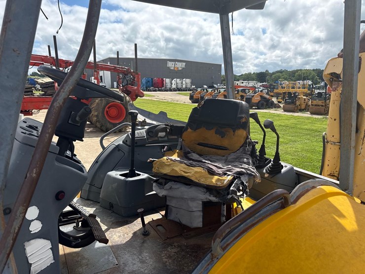 new-holland-555e-image-13