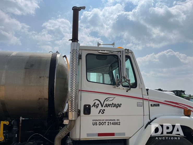 2000-freightliner-fl70-image-26