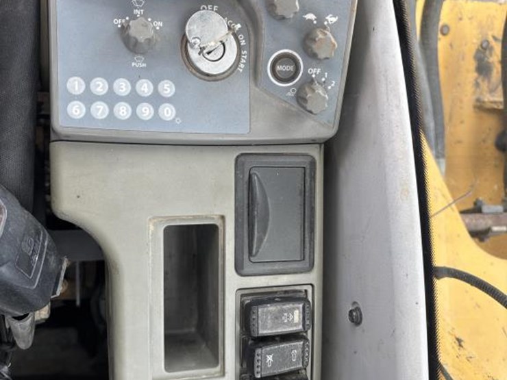 2014-deere-380g-lc-image-65