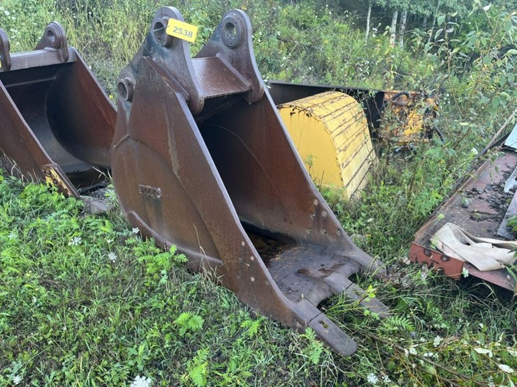 #2538-•-approx-28“-excavator-bucket-image-1