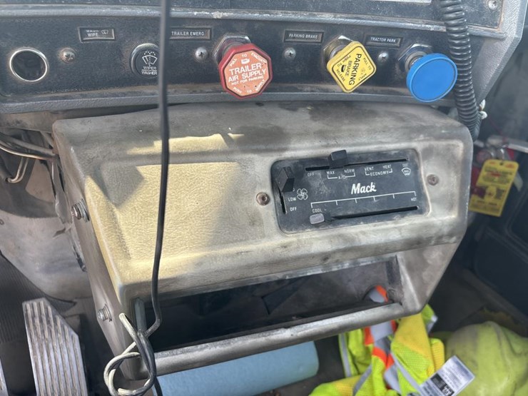 #1314-•-mack-day-cab-truck-tractor-image-50