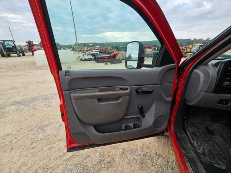 2013-chevrolet-3500hd-image-18