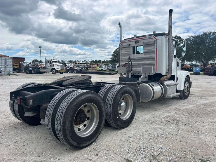 2015-freightliner-122sd-image-5