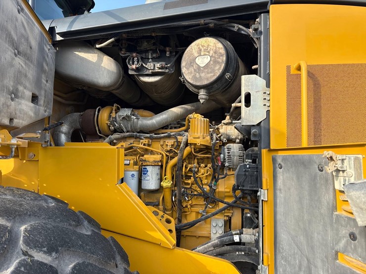 2019-deere-744l-image-14