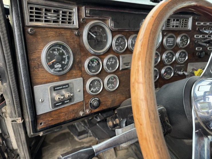 1995-peterbilt-359-image-54