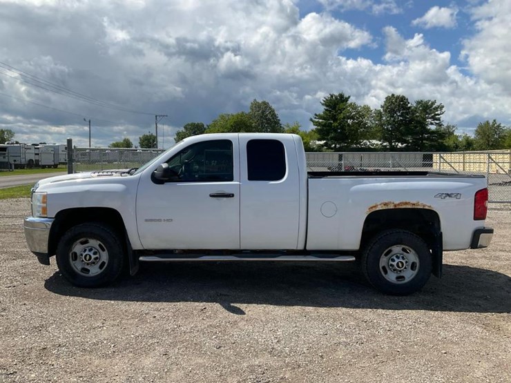 2013-chevrolet-silverado-2500-image-2