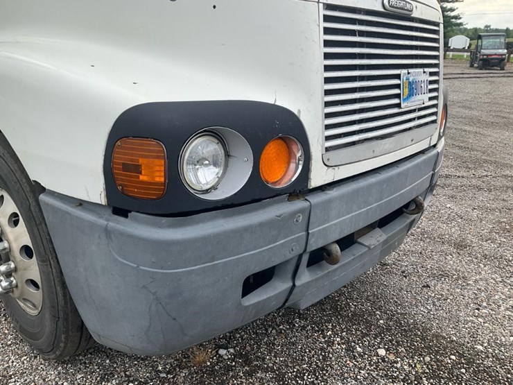2000-freightliner-flc120-image-13