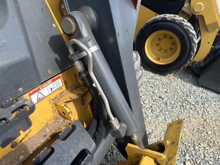 2014-deere-326e-image-32