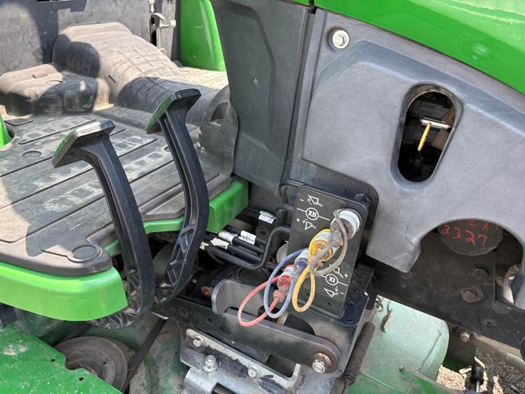 2018-john-deere-2032r-image-19