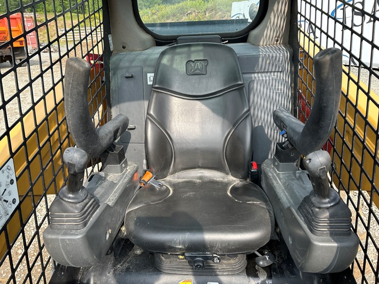2021-caterpillar-236d3-image-38