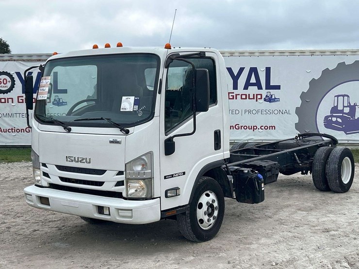 2016-isuzu-npr-image-1