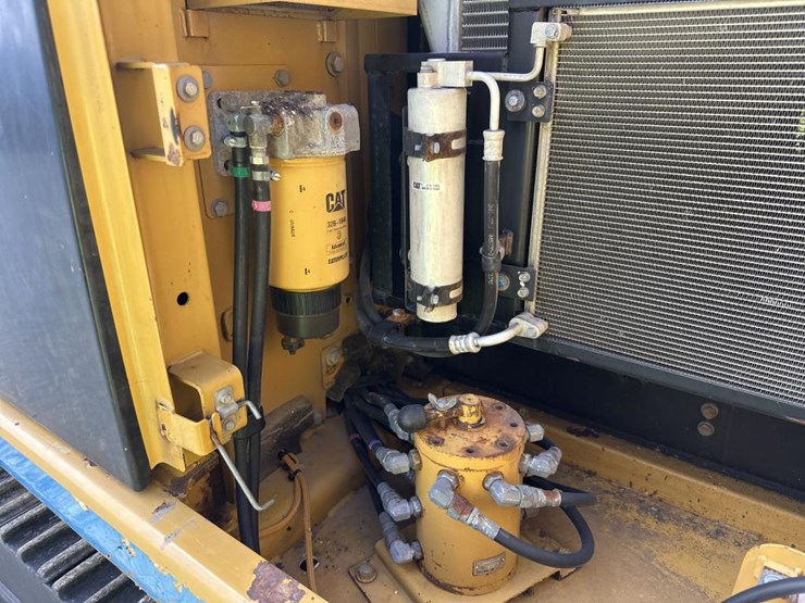 2011-caterpillar-320d-image-52
