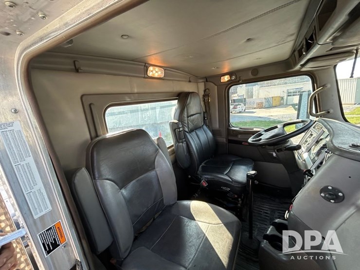 2013-kenworth-day-cab-truck-(pz13878,-unit-128)-image-8