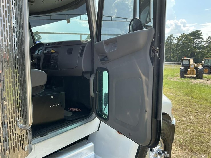 2020-peterbilt-337-image-105