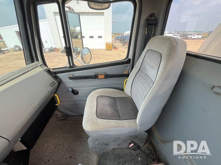 2000-freightliner-fl70-image-60