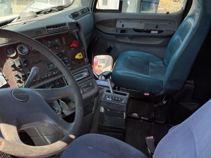 1999-freightliner-century-class-flatbed-truck-(pz13910,-unit-15073)-image-14