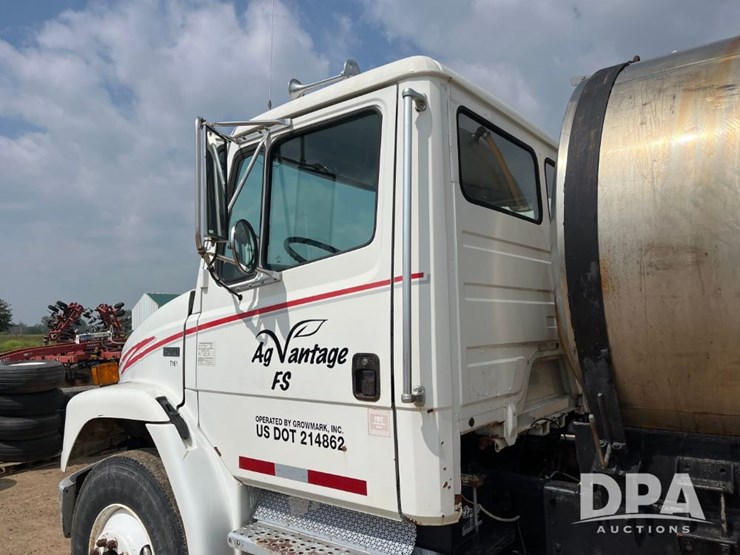 2000-freightliner-fl70-image-45