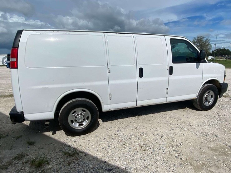 2019-chevrolet-express-2500-image-3