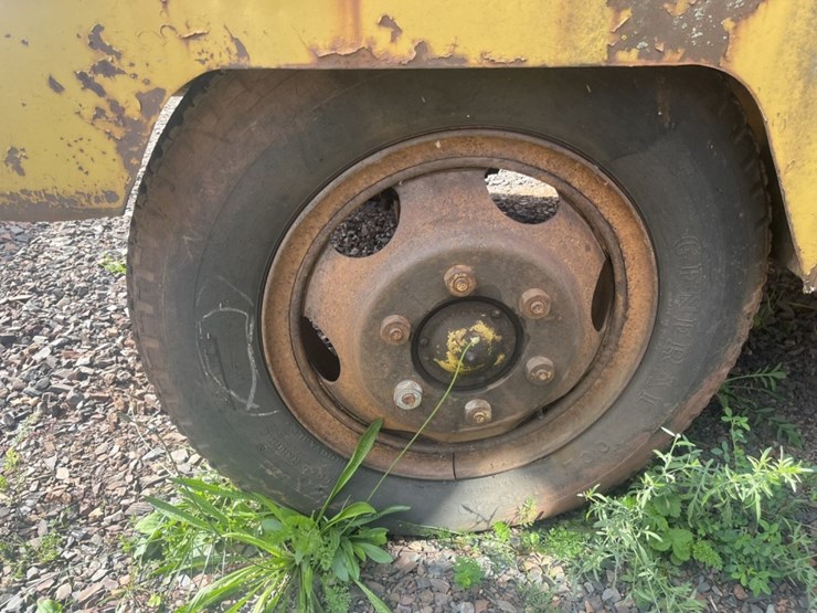 #2685-•-ingersoll-rand-xl1200-towable-air-compressor-image-44