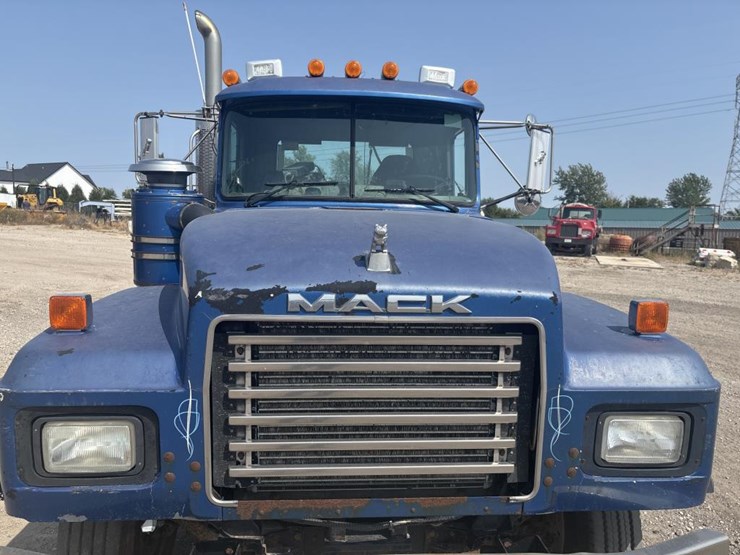 #1314-•-mack-day-cab-truck-tractor-image-12