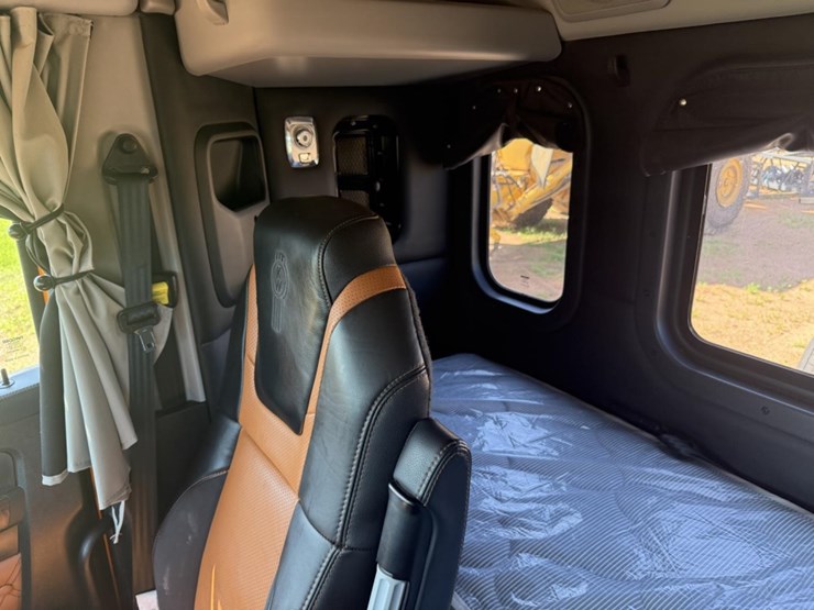 2023-kenworth-w990-image-8